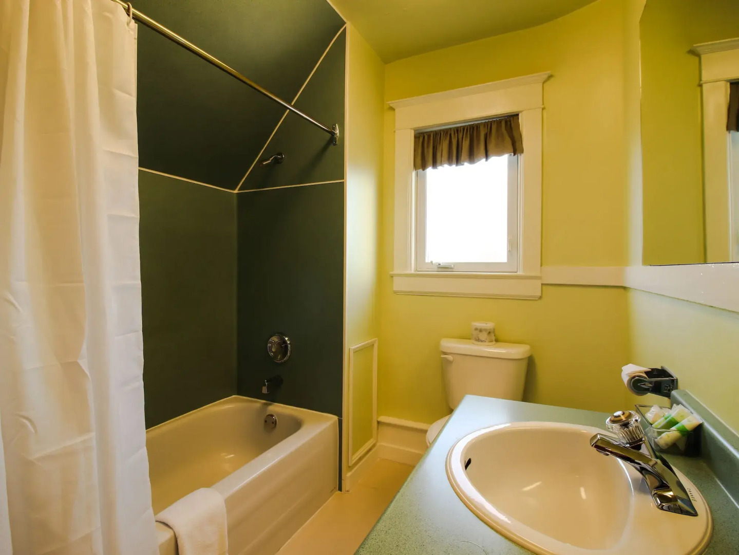 James Bay Inn Hotel & Suites