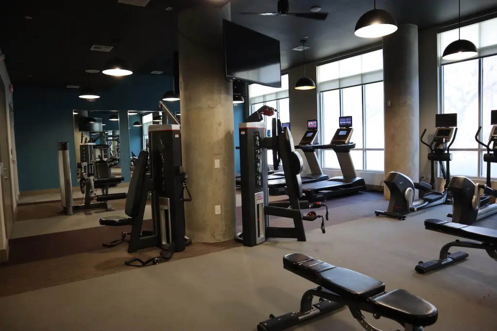 Downtown Location- Parking, Gym, Pool! Modern, Deep Cleaned Apt!