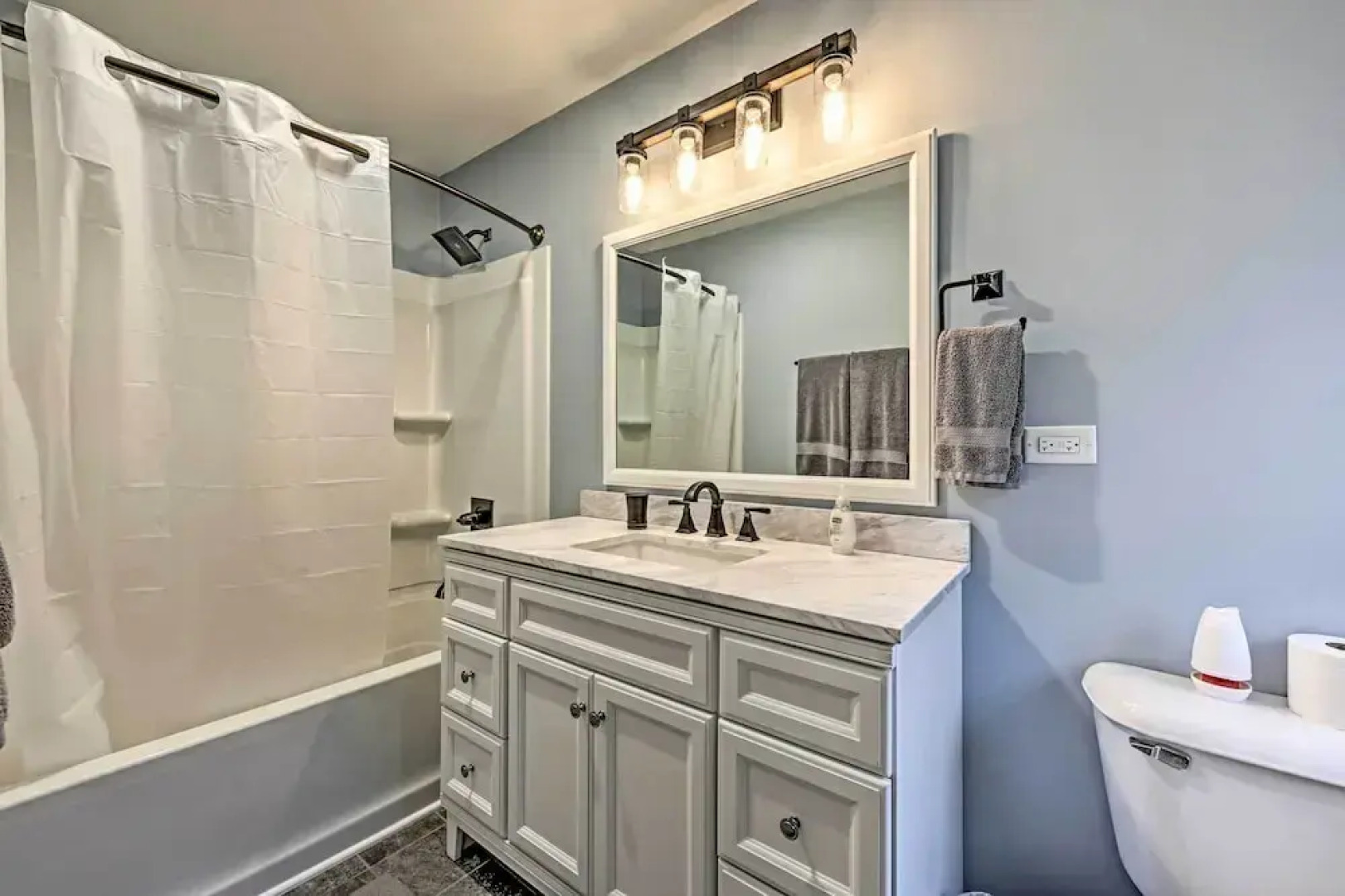 Updated Twin Lakes Cottage, Walk to Lake Mary