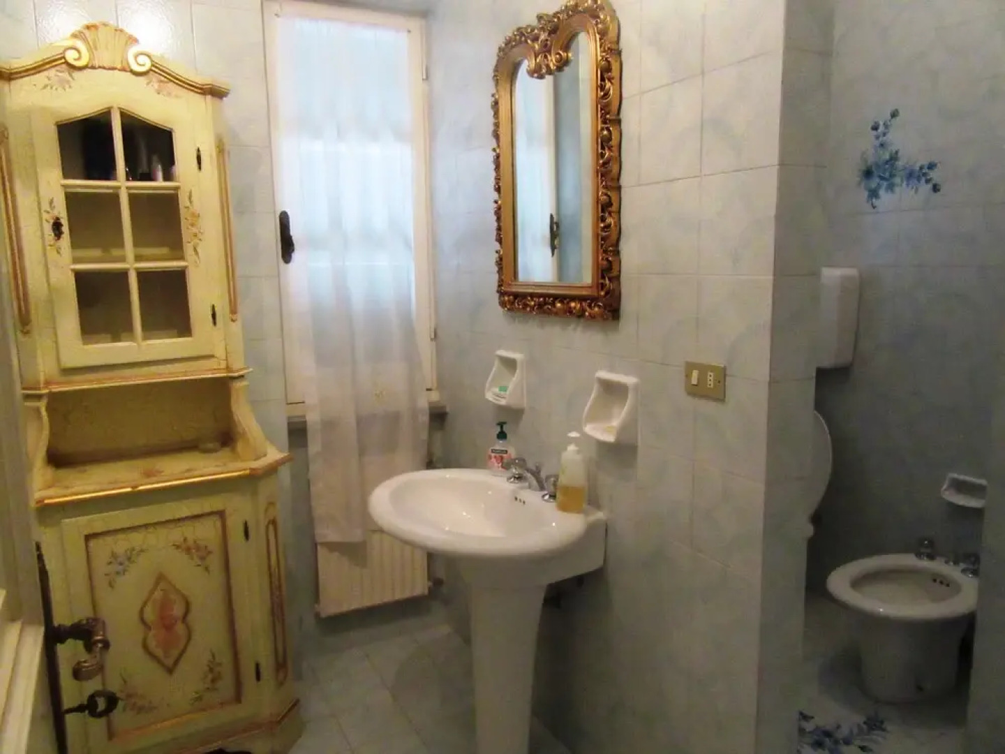 Elegant and Roomy Apartment on the Hill of Chiavari, Calm Relaxation Assured