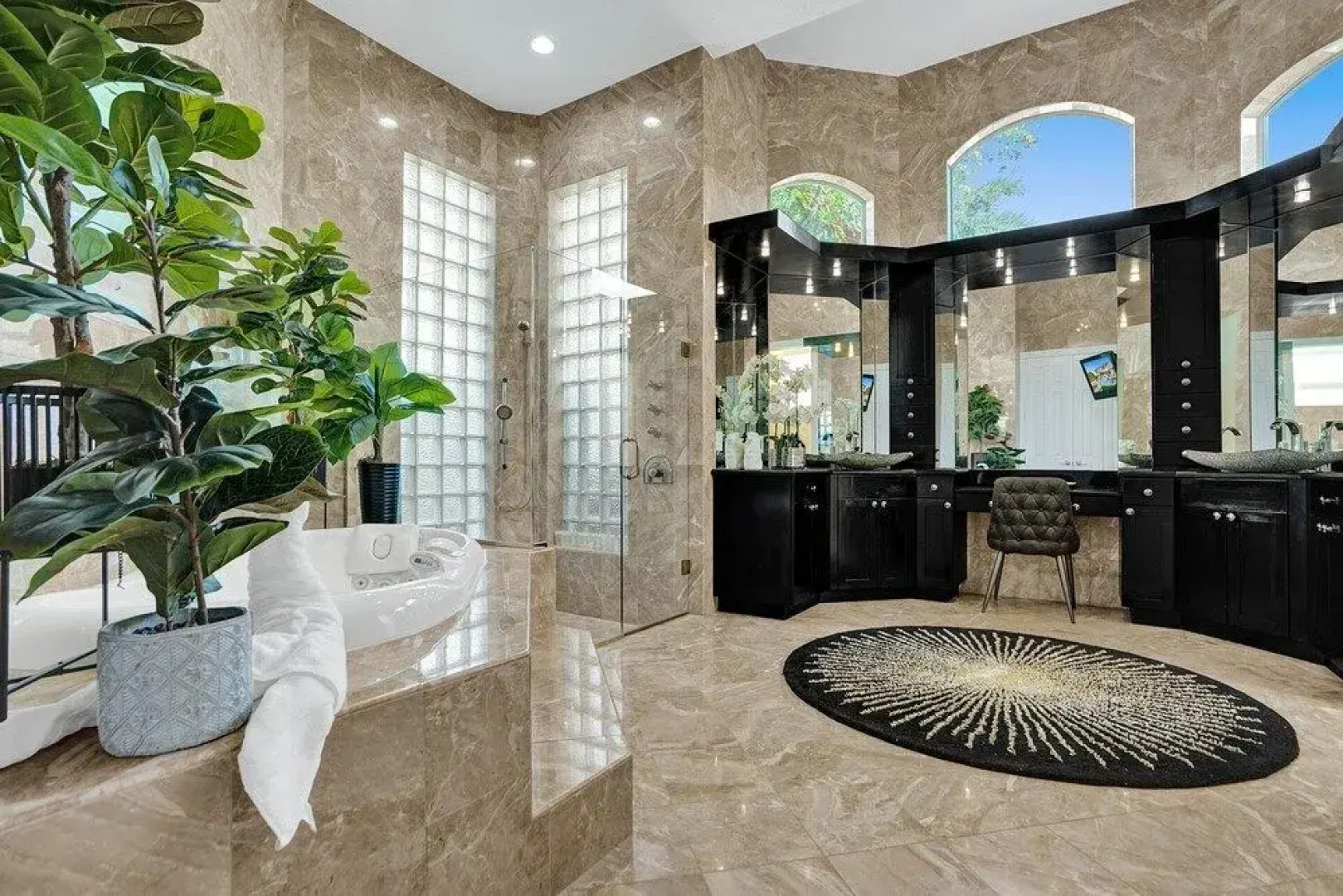 Lavish 8 Br Estate with Pool & Courts