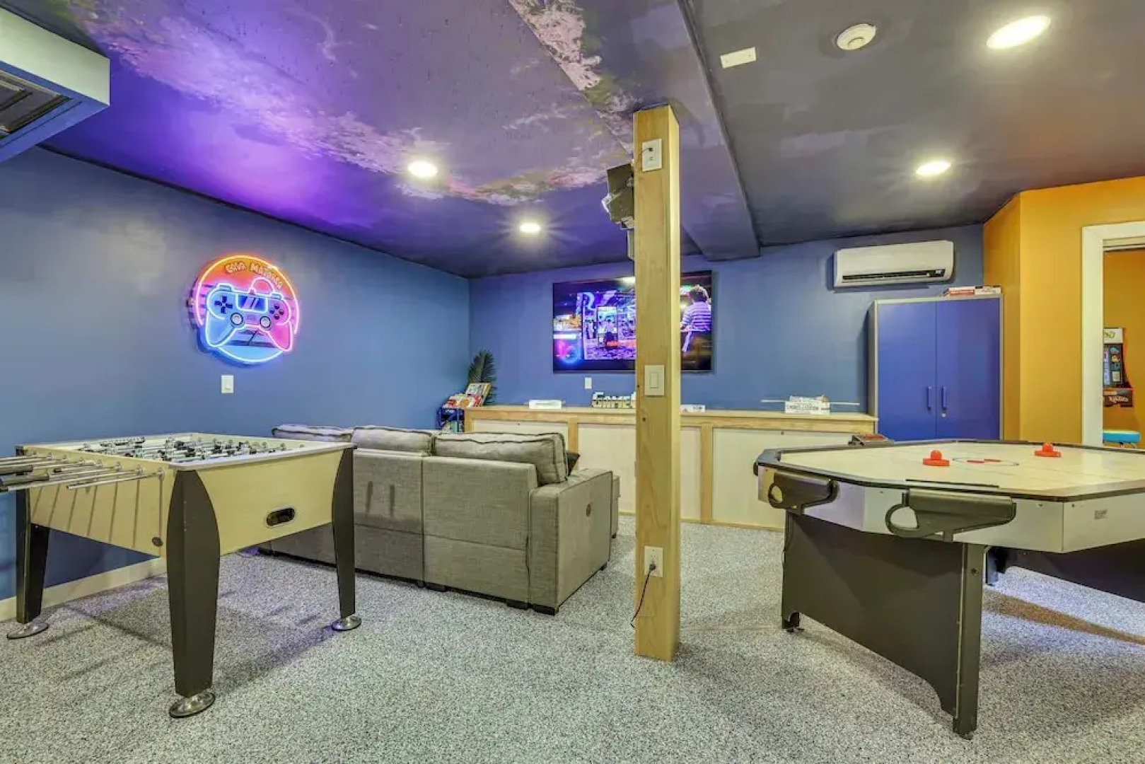 Luxe Lake House w/ Private Beach in Pocono Summit