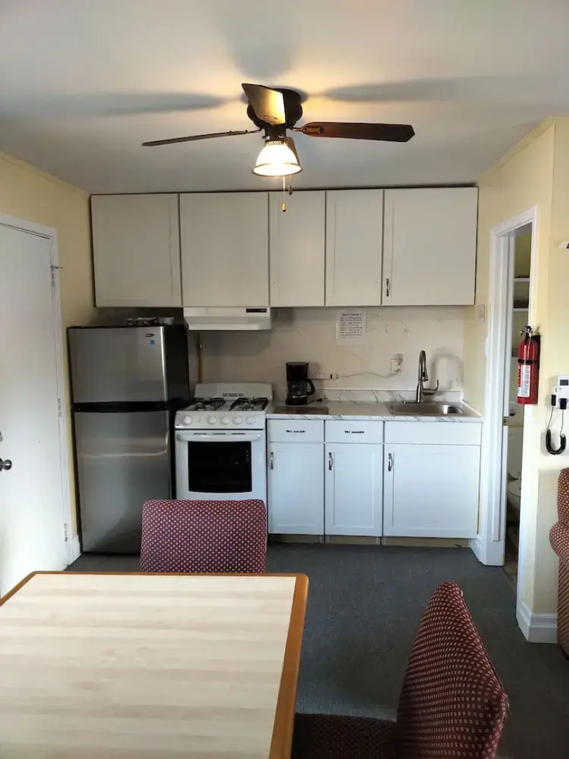 The Pinewood - Adult Getaway by the Lake