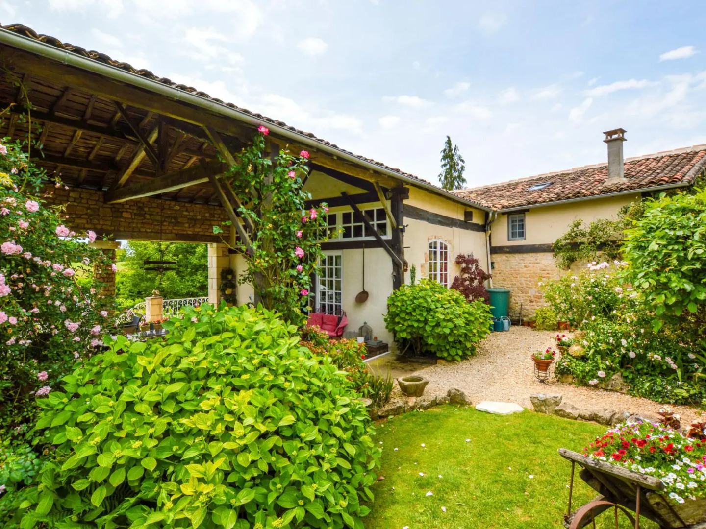 Cozy Holiday Home in La Foret-de-tessé With Private Pool