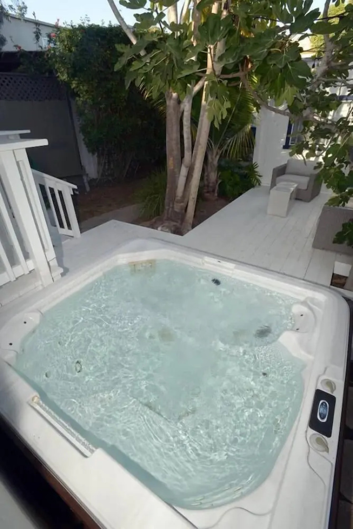 Charming 2br/2ba Cottage - Close to the Beach