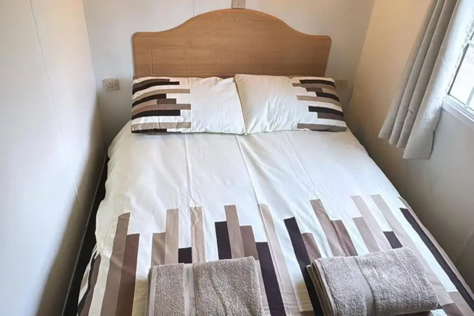 Llanarmon-yn-ial 3-bed Caravan, Sleeps 6