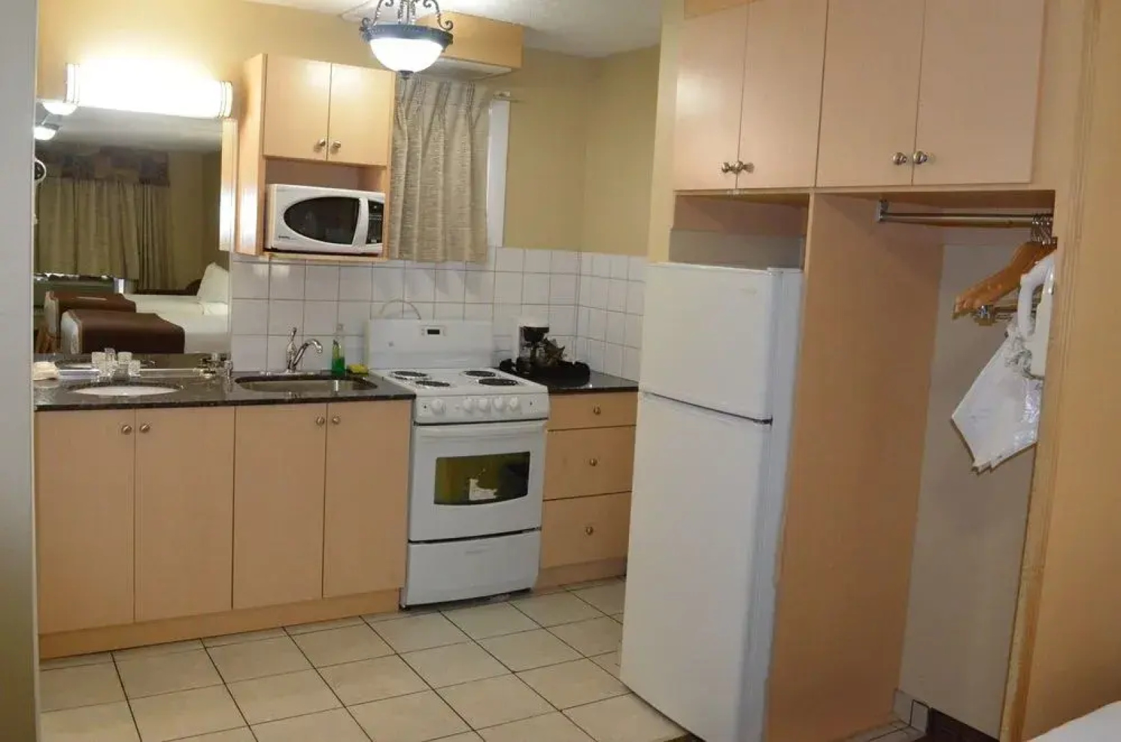 Econo Lodge Inn & Suites
