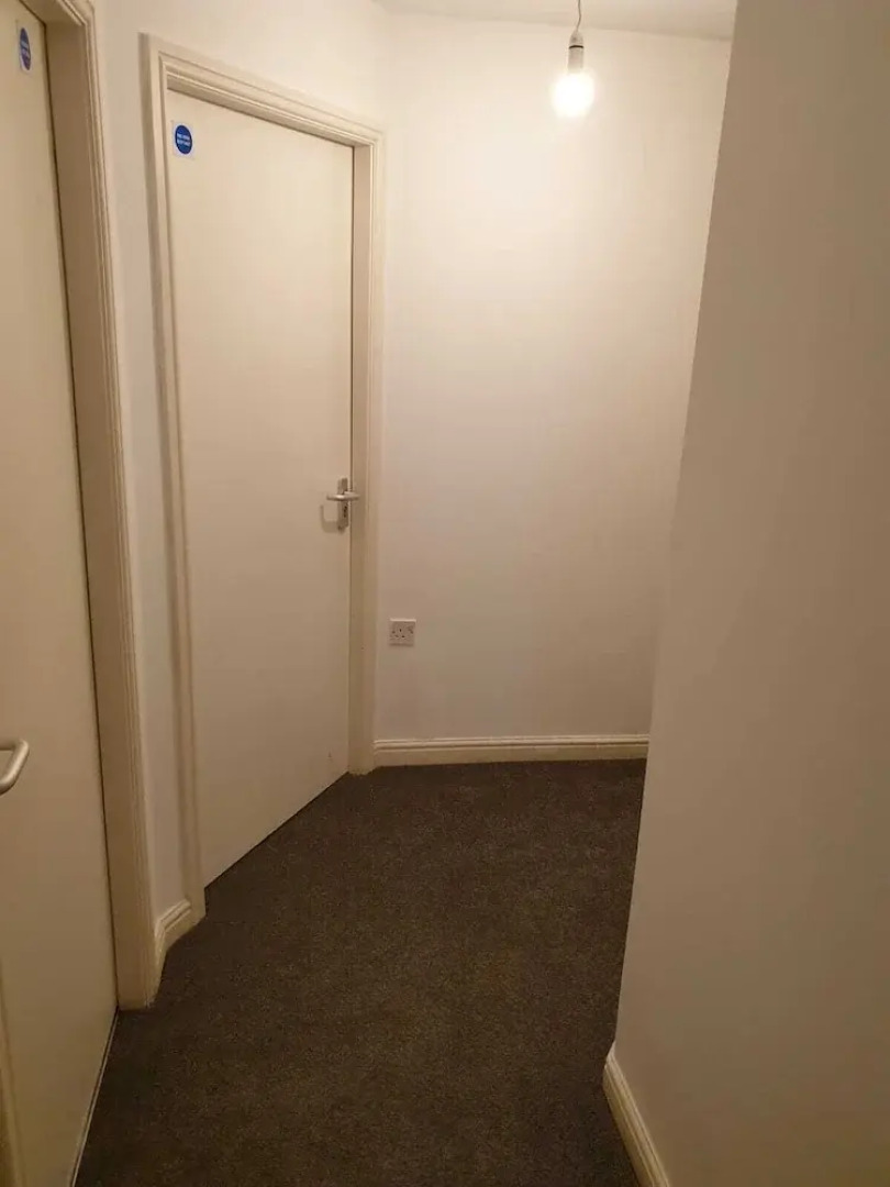 2 Bed Apartment B70 off M6 With Free Parking