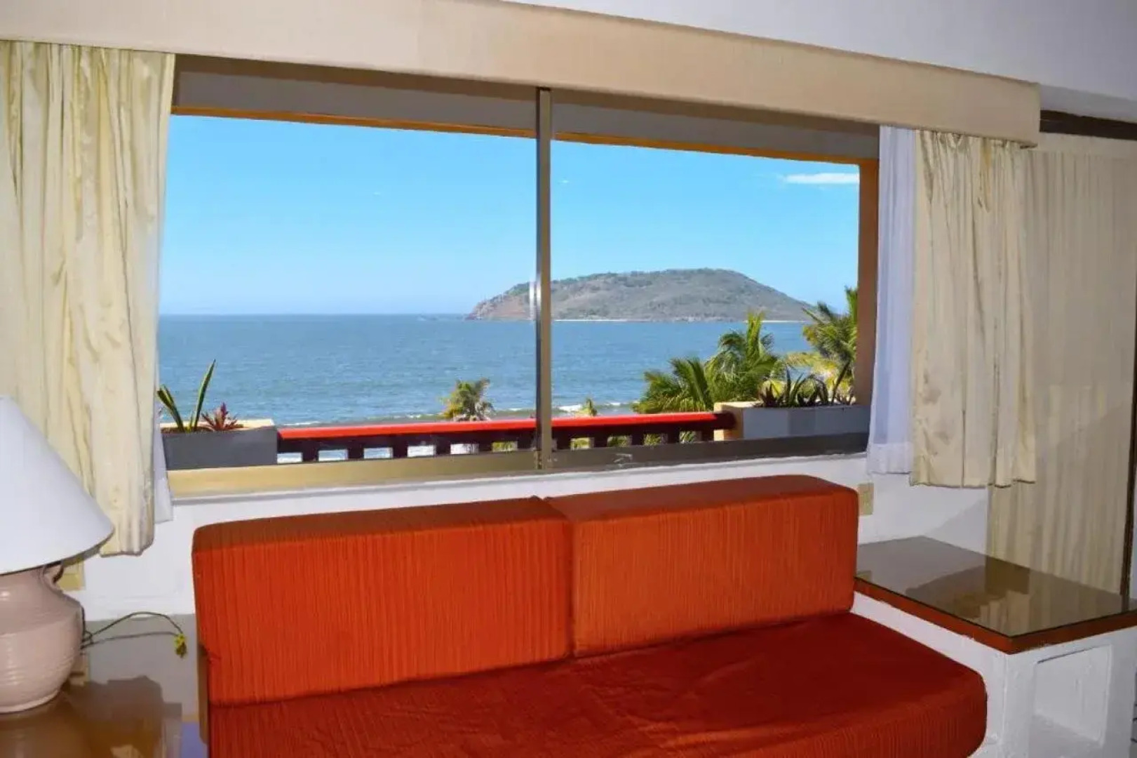 Costa De Oro Beach Hotel