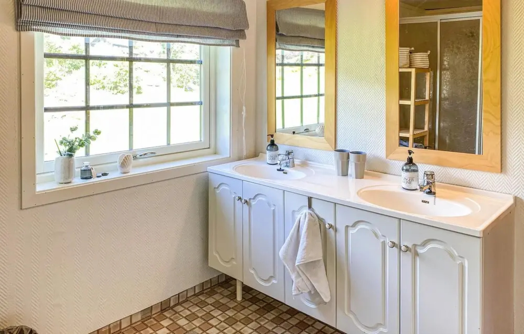 Nice Home in Stavang With 4 Bedrooms