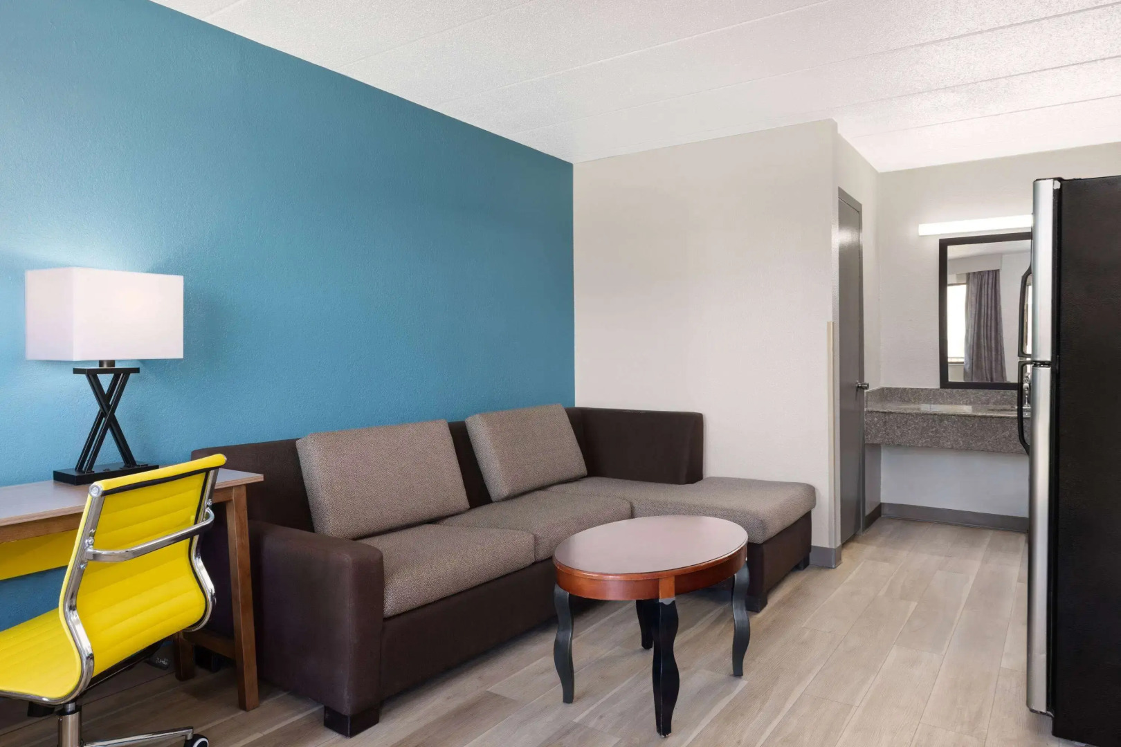 Days Inn & Suites by Wyndham Indianapolis Airport East