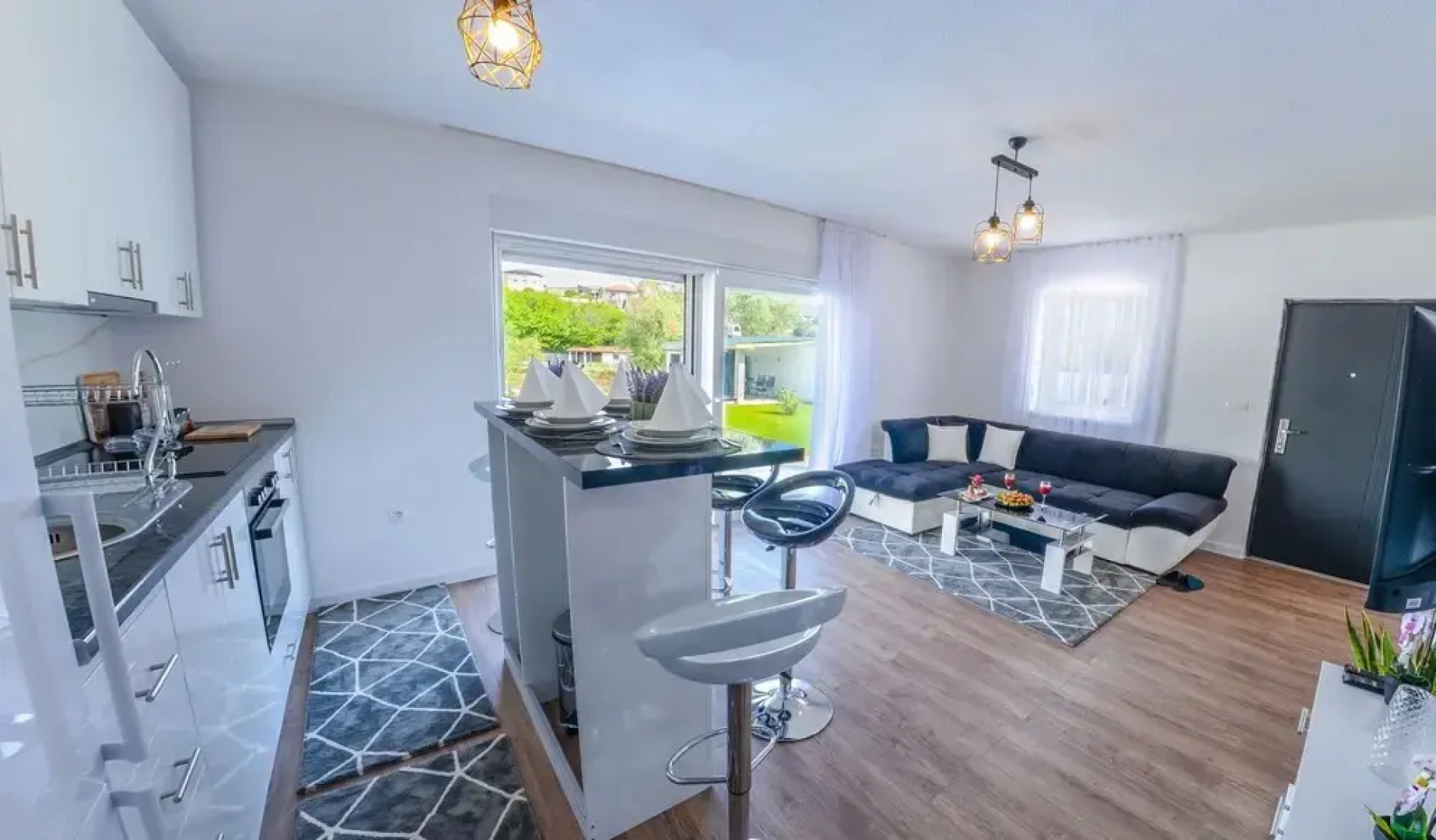 Sweet Retreat-Buna Riverside with pool