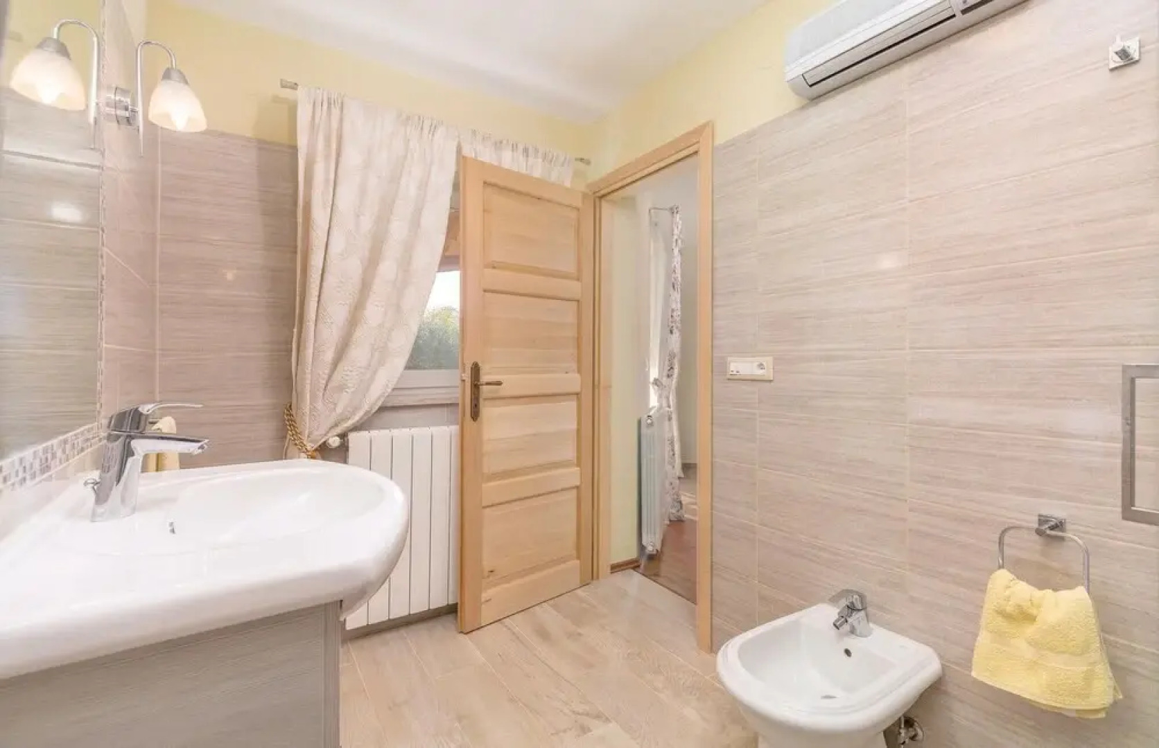 Amazing Home in Nova Vas with Hot Tub, WiFi & 4 Bedrooms