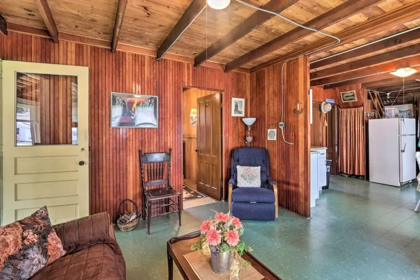 'grandma's Cottage' w/ Sunroom: Walk to Beach