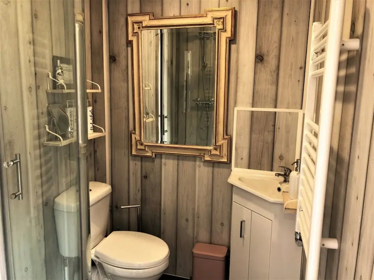 Unique 1+ bed Cabin, Parking and Private Garden