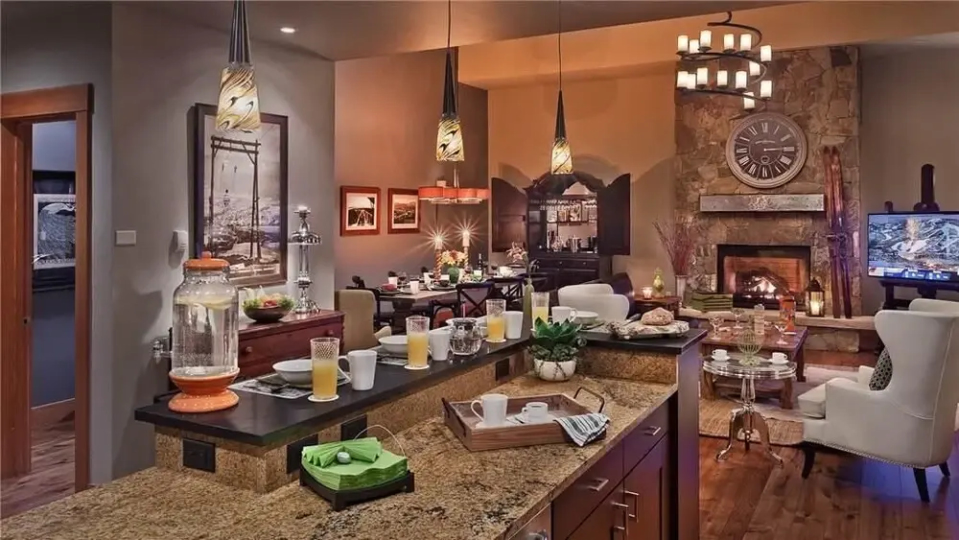 Sunshine Peak Chalet 4 BedroomHoliday home By Moving Mountains