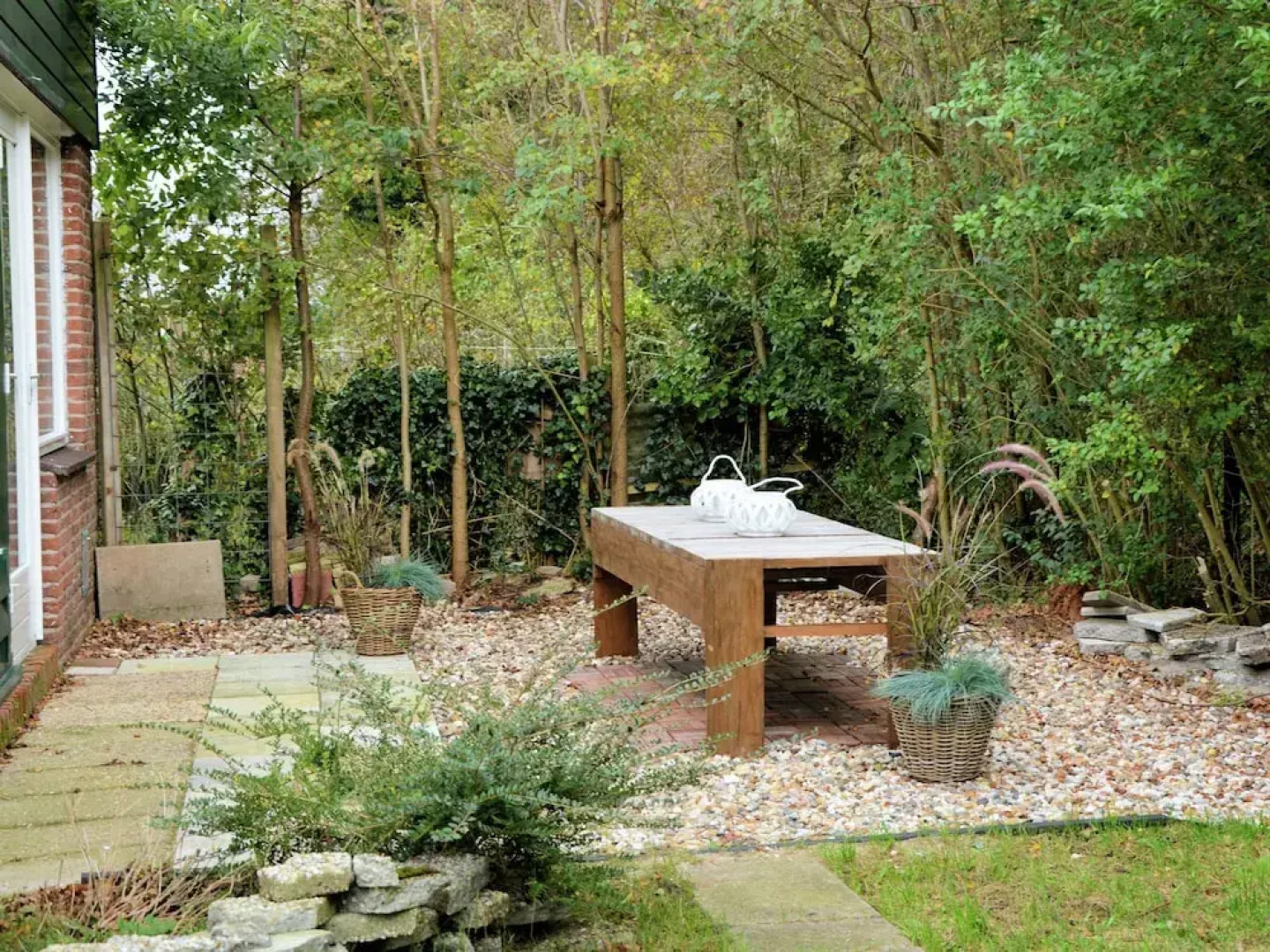 Simple and Laid-back Bungalow on the Edge of Cozy and Child-friendly Park