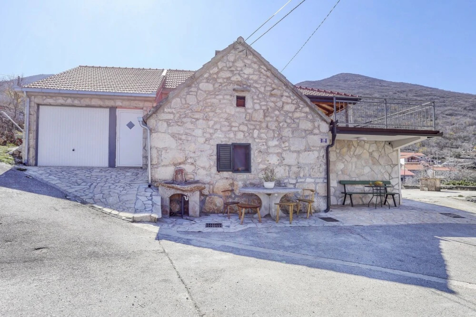 Rustic Stone House Bajeli with Jacuzzi