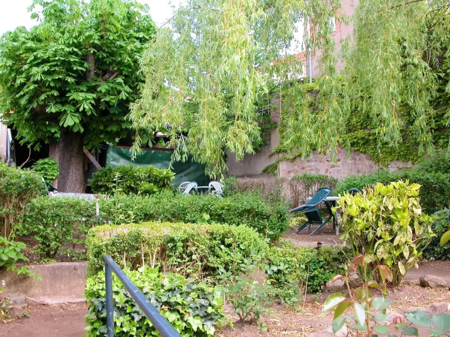 Studio in Néris-les-bains, With Wonderful City View, Enclosed Garden and Wifi