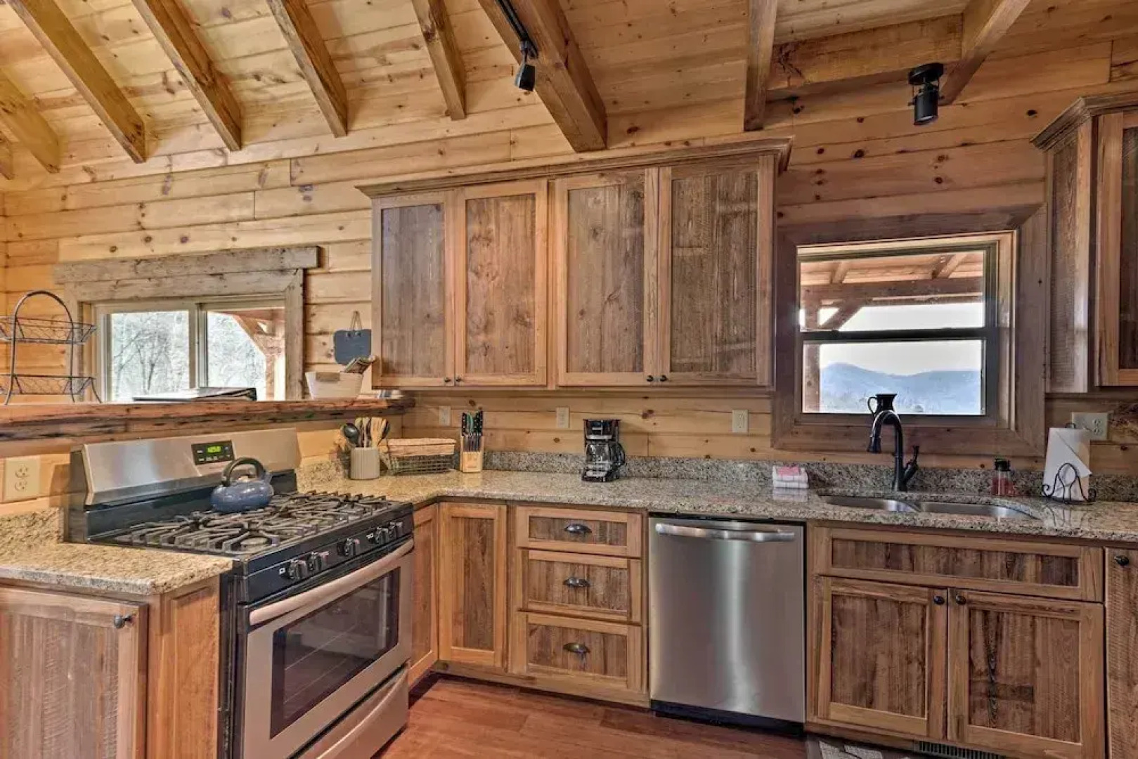 Elevated Cabin Bordering Smoky Mountain Nat'l Park