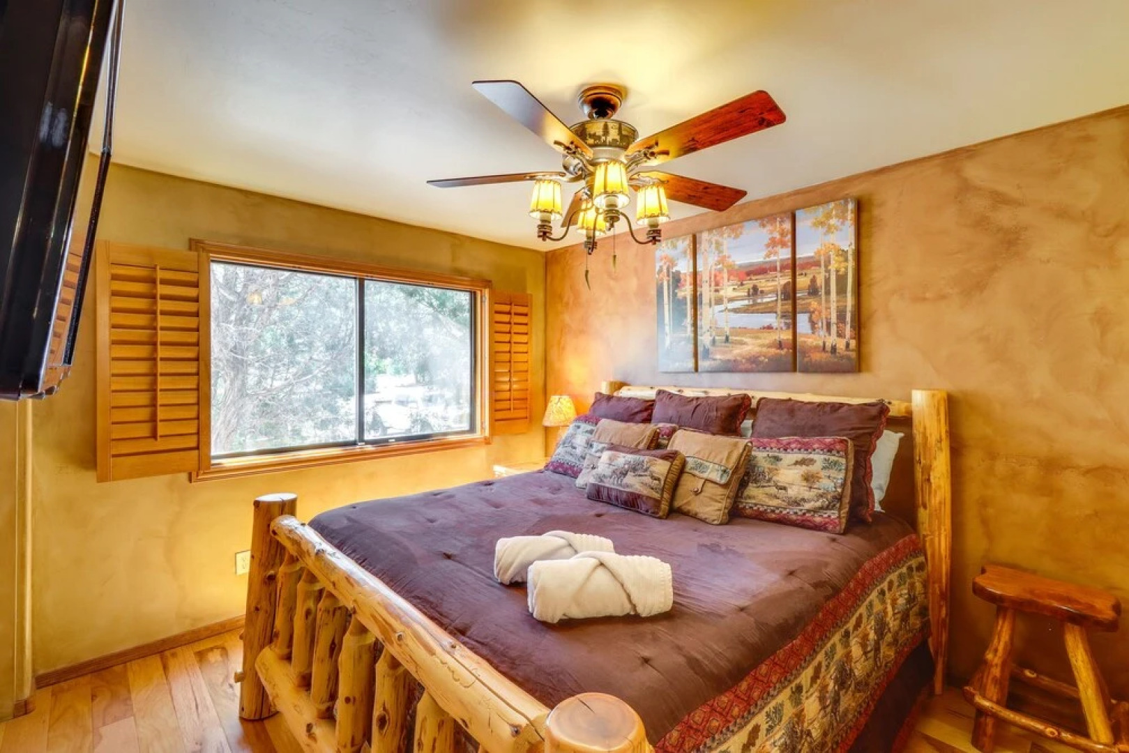 Cozy Show Low Cabin < 5 Mi to Downtown!