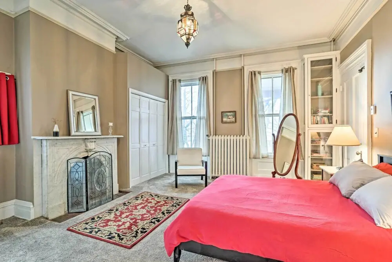 Centrally Located Apt in Victorian Mansion!