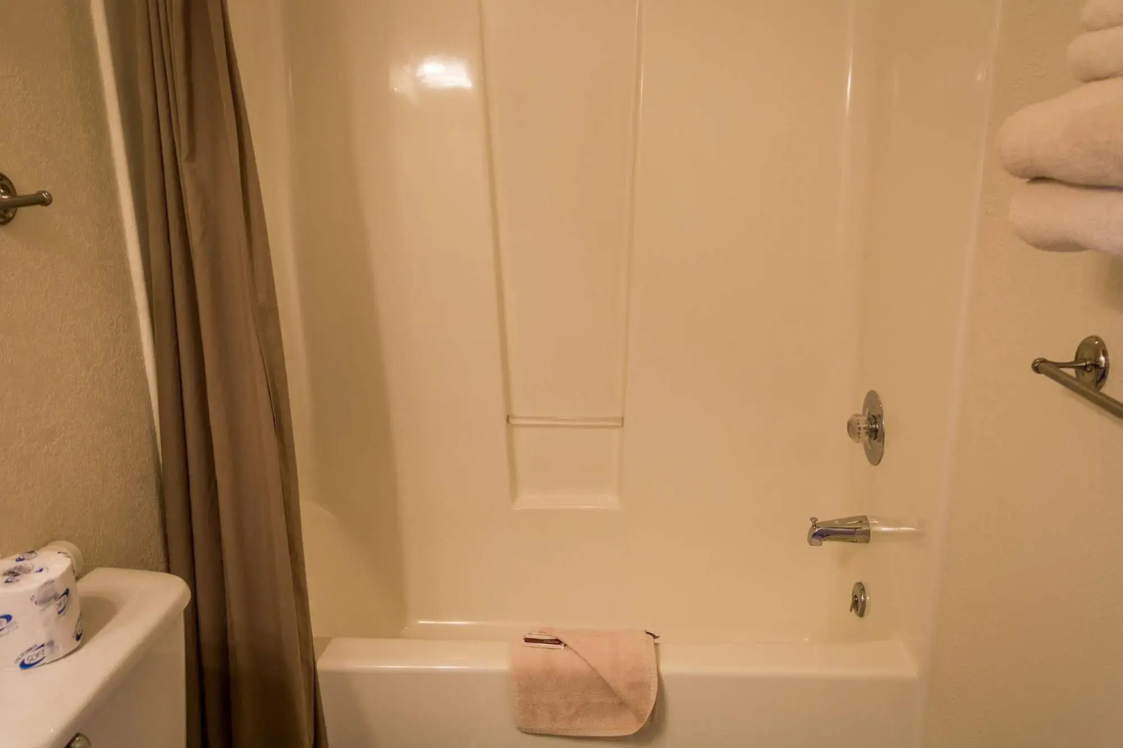 Charm Motel & Suites