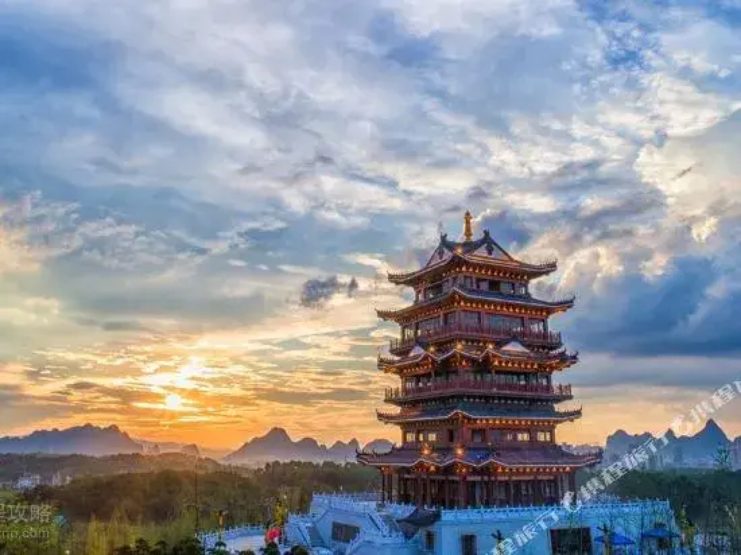 Home Inn (Hezhou Lingfeng Square)