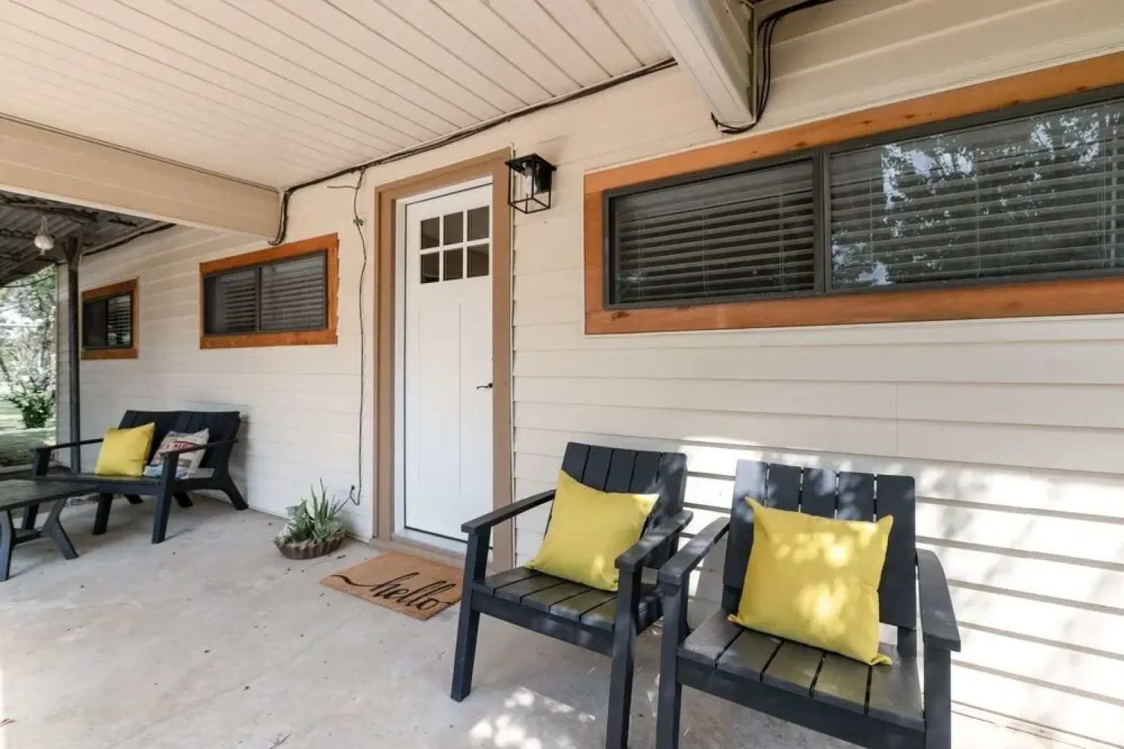 Altes Eckert Stolz 3 Bedroom Home by RedAwning