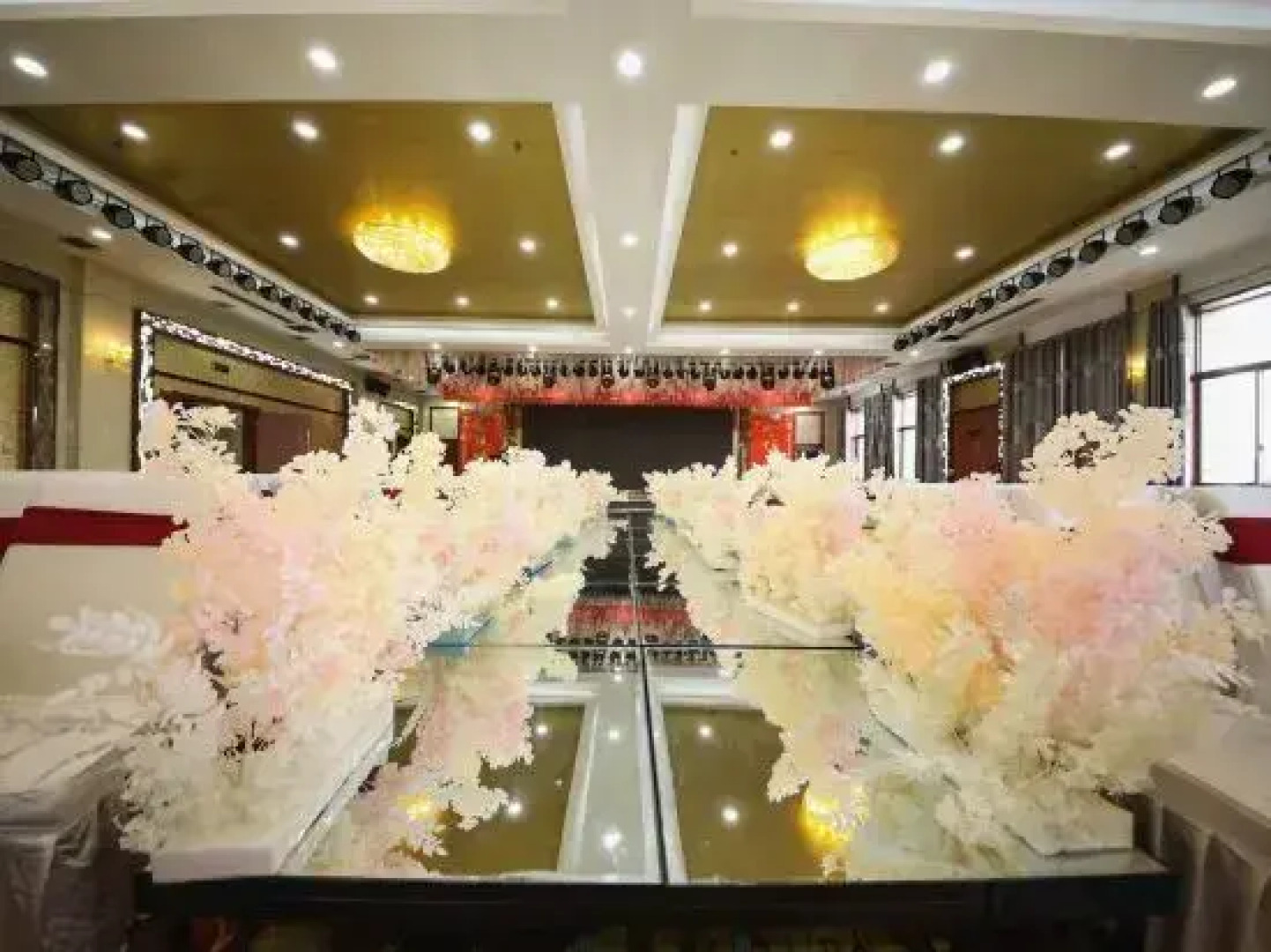 Sunshine Holiday Hotel