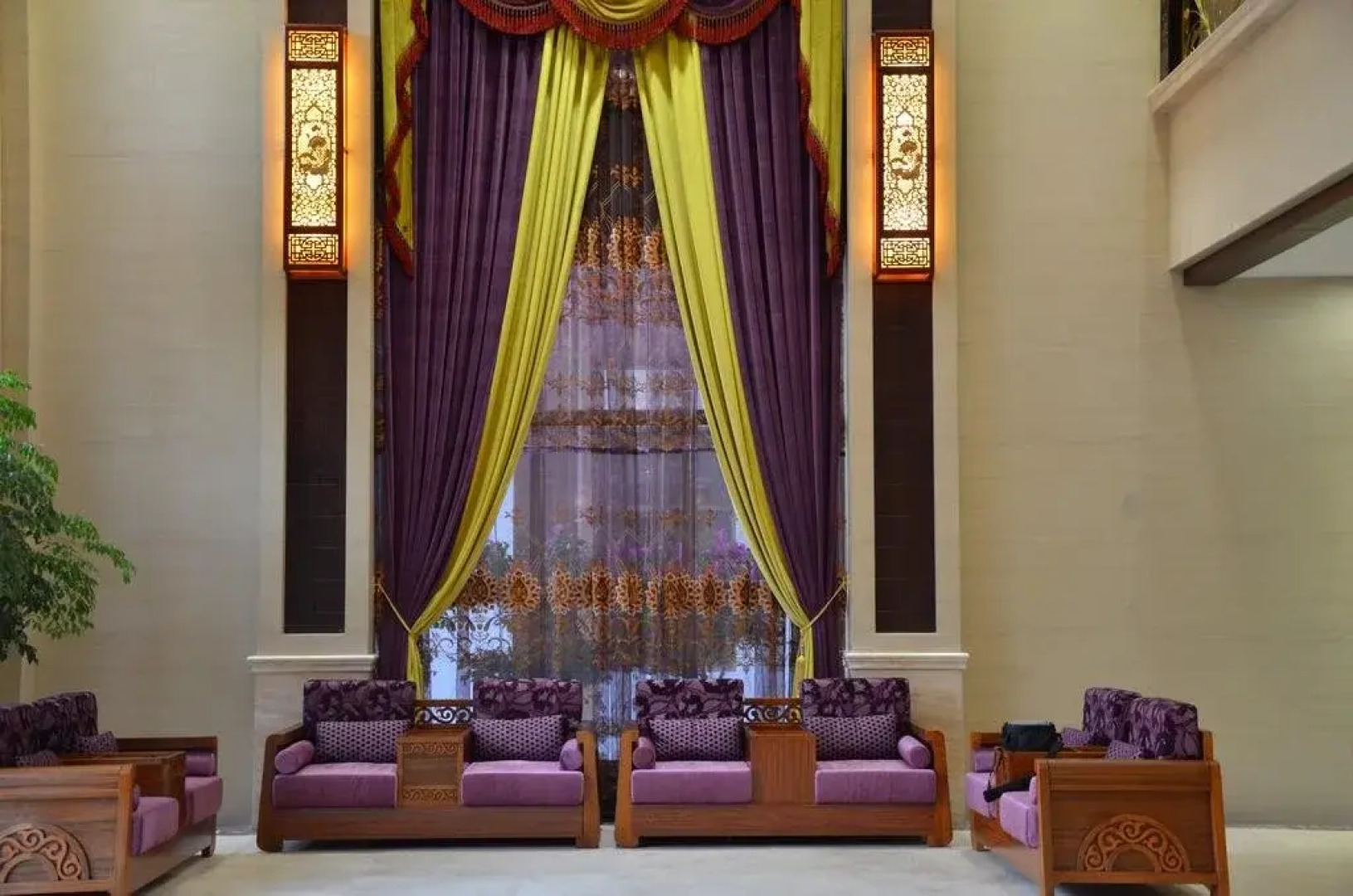 Yingjiang River Bian Chui Hotel