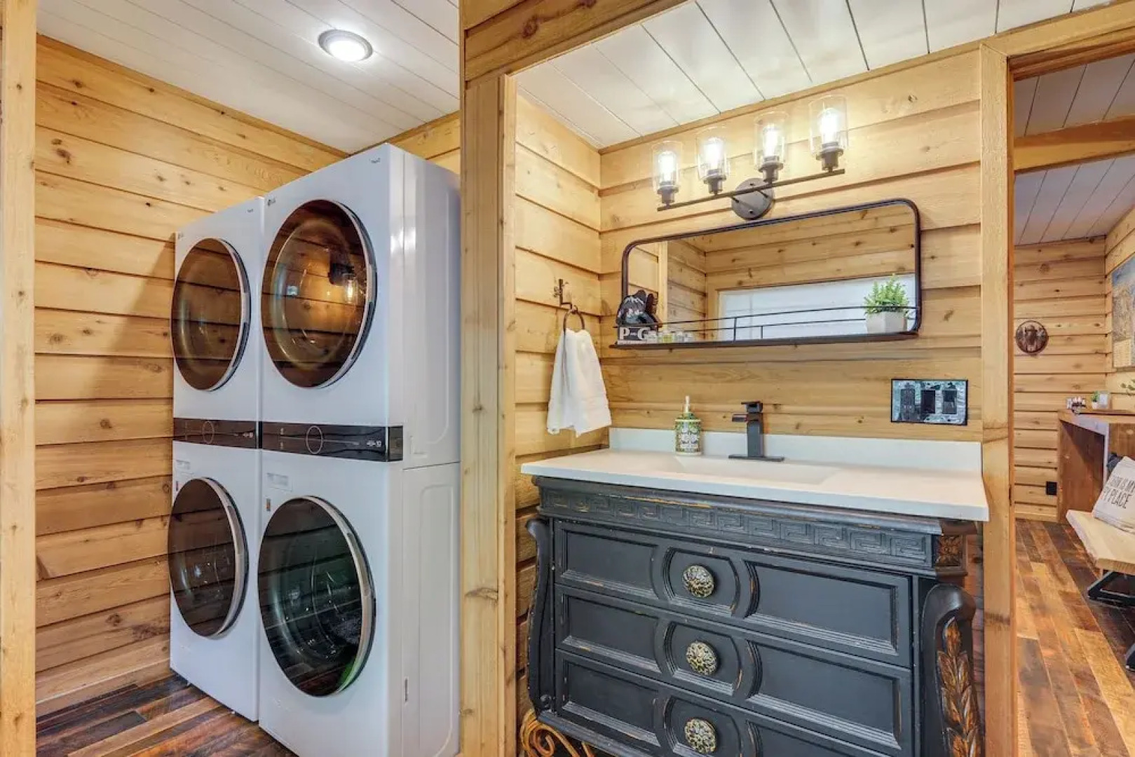 Inviting Utah Cabin w/ Spacious Deck + Fireplace!