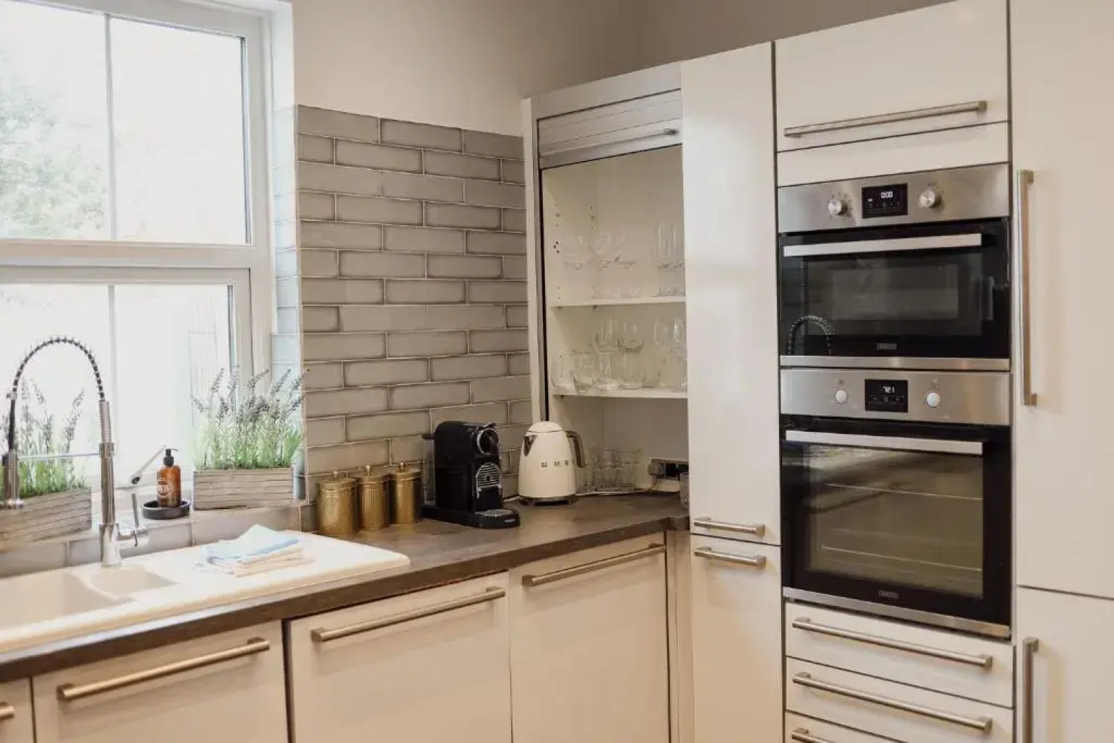 Beautiful Beach House with 4 Bedrooms and Hot-Tub