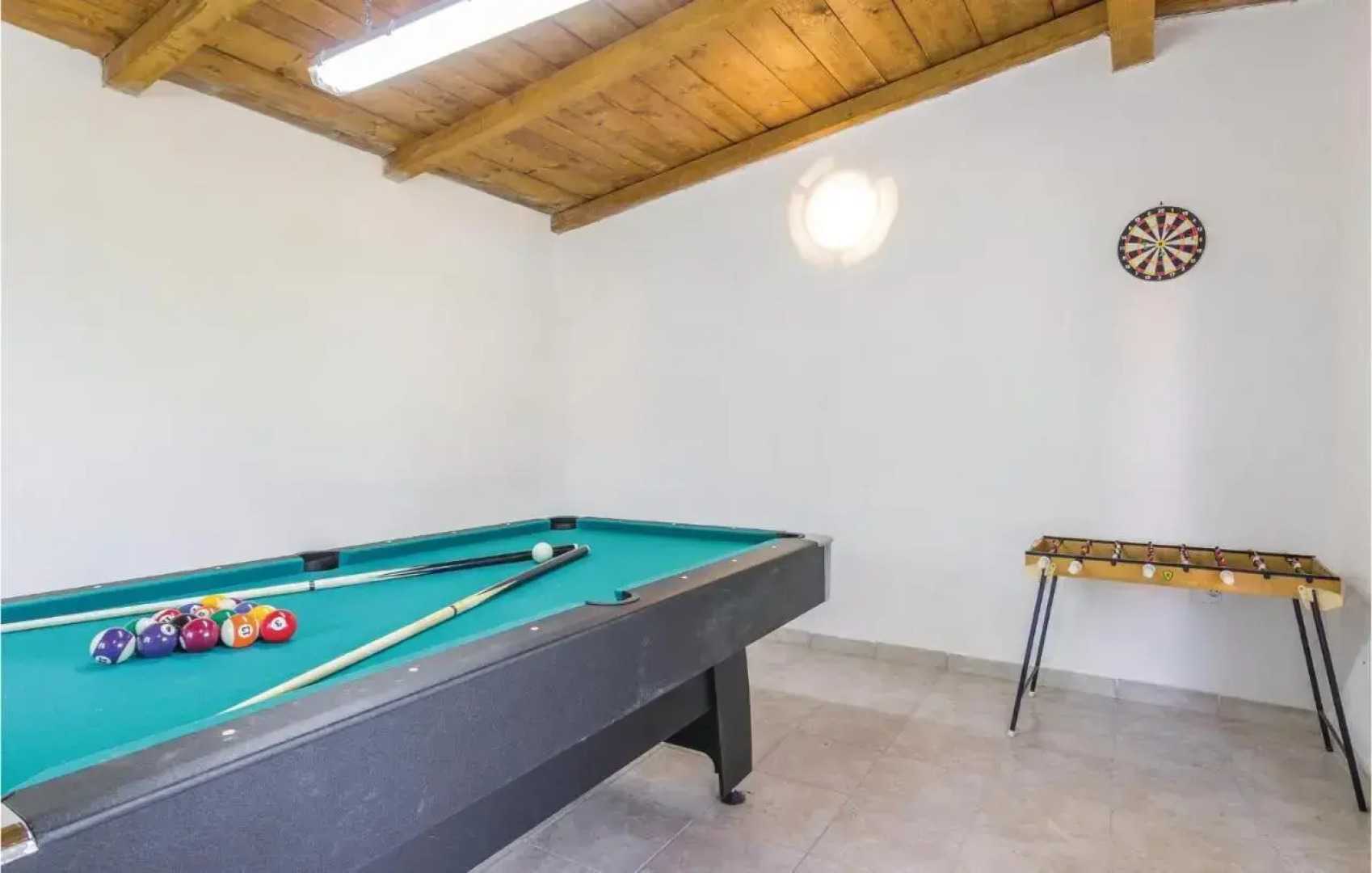 Three-Bedroom Holiday home Krsan with an Outdoor Swimming Pool 07