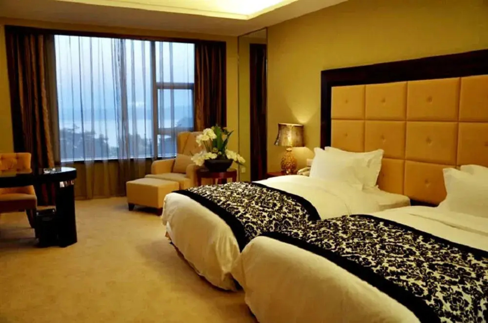 Lake View Garden Hotel