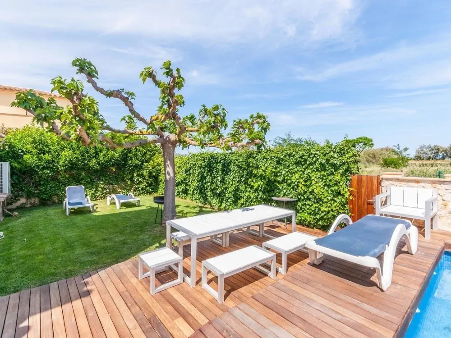 Detached Villa With Privated Pool Situated at the Seafront in Sant Pere Pescador