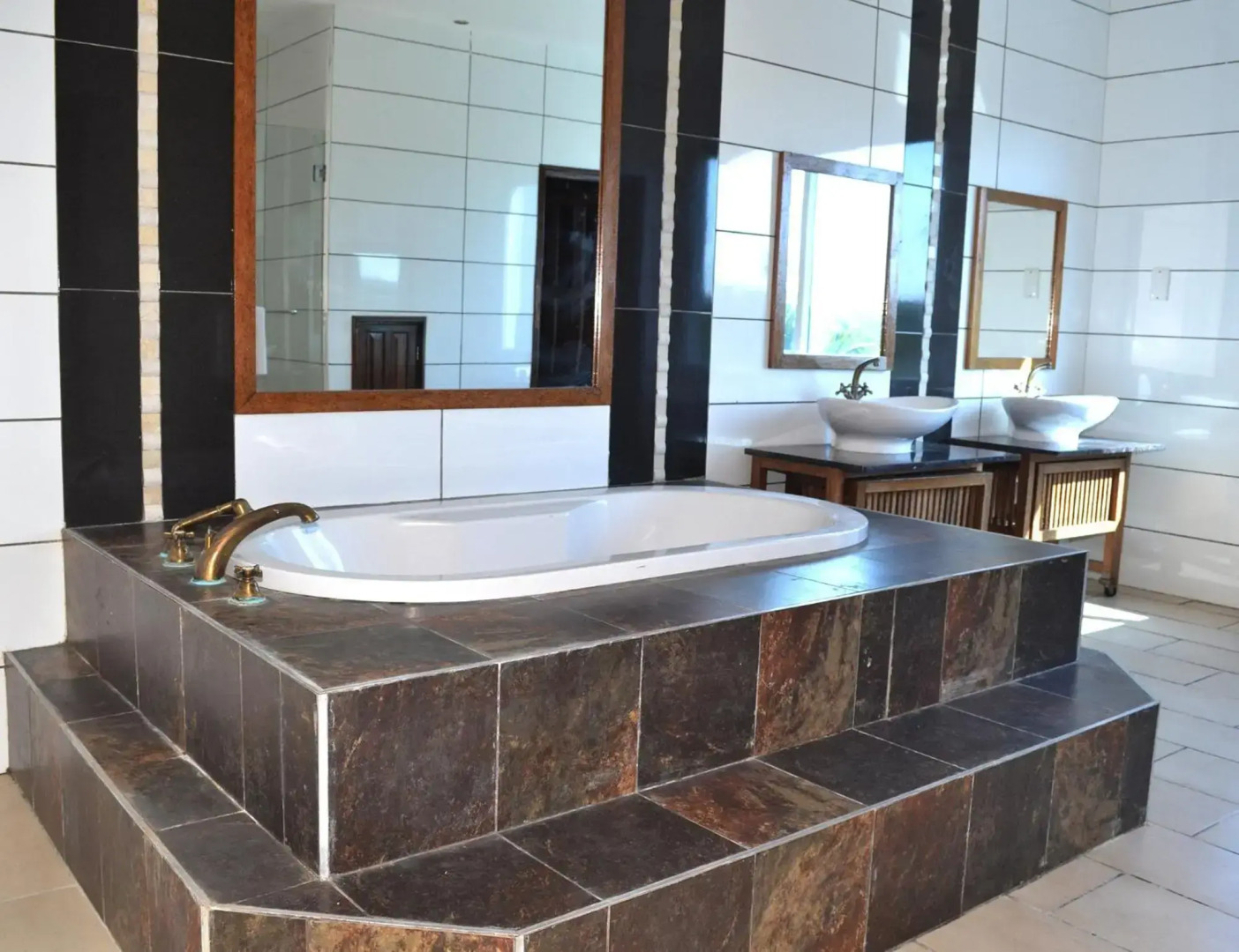 Cowrie Shell Beach Apartments