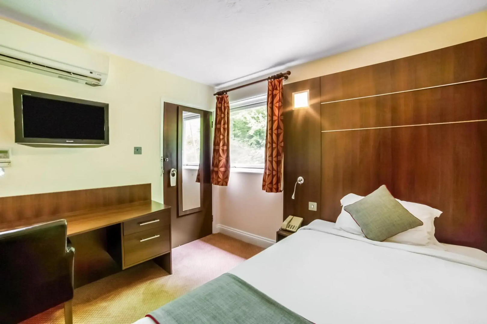 OYO The Bridge House Hotel