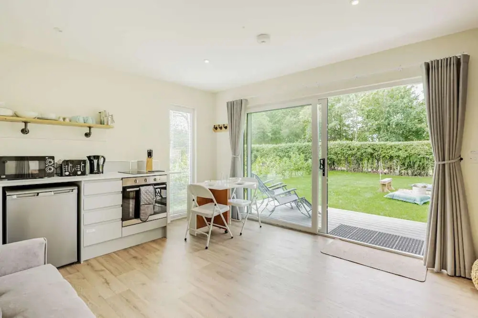 Luxury City to Country Retreat Lodge With Hot Tub