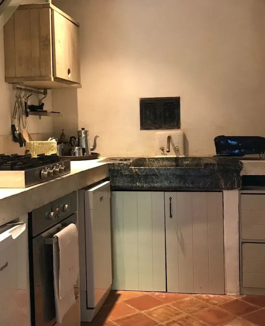 House La France -Ramparts & Riverside Apartment