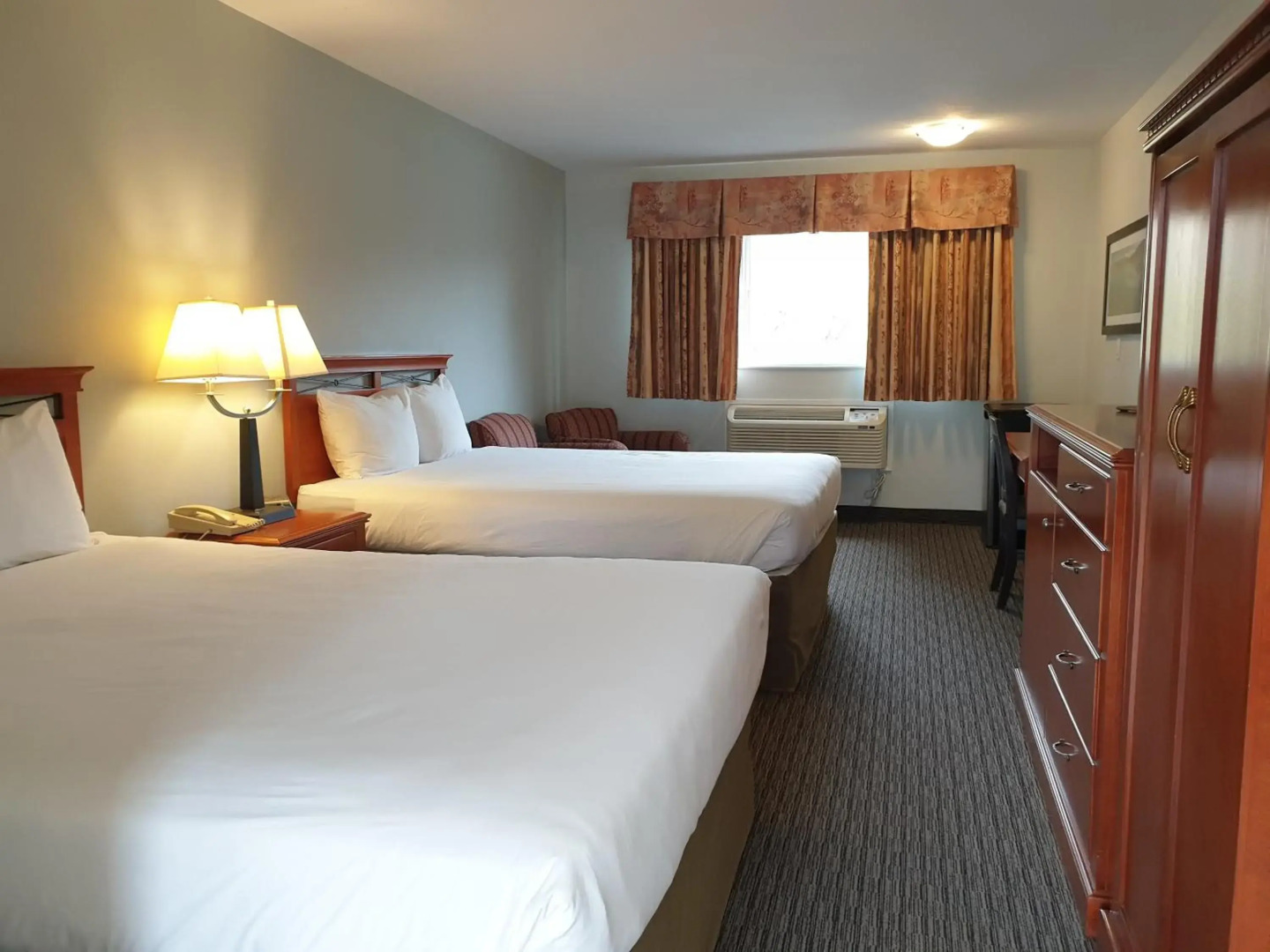 Riverland Inn & Suites
