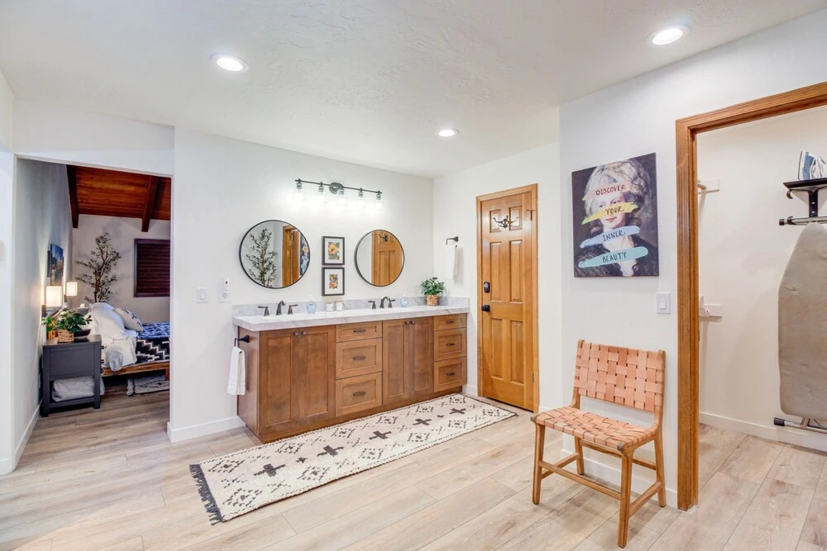 Pinetop Cabin w/ 2 Fireplaces & Hot Tub!