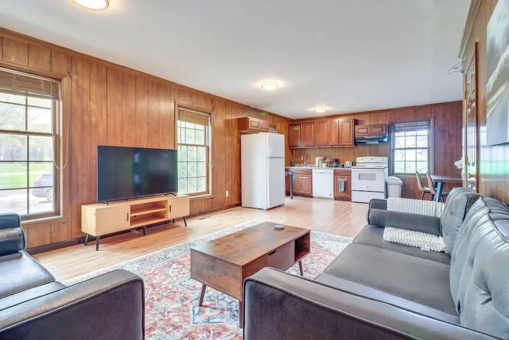 7 Mi to Downtown Toledo: Cozy Apartment