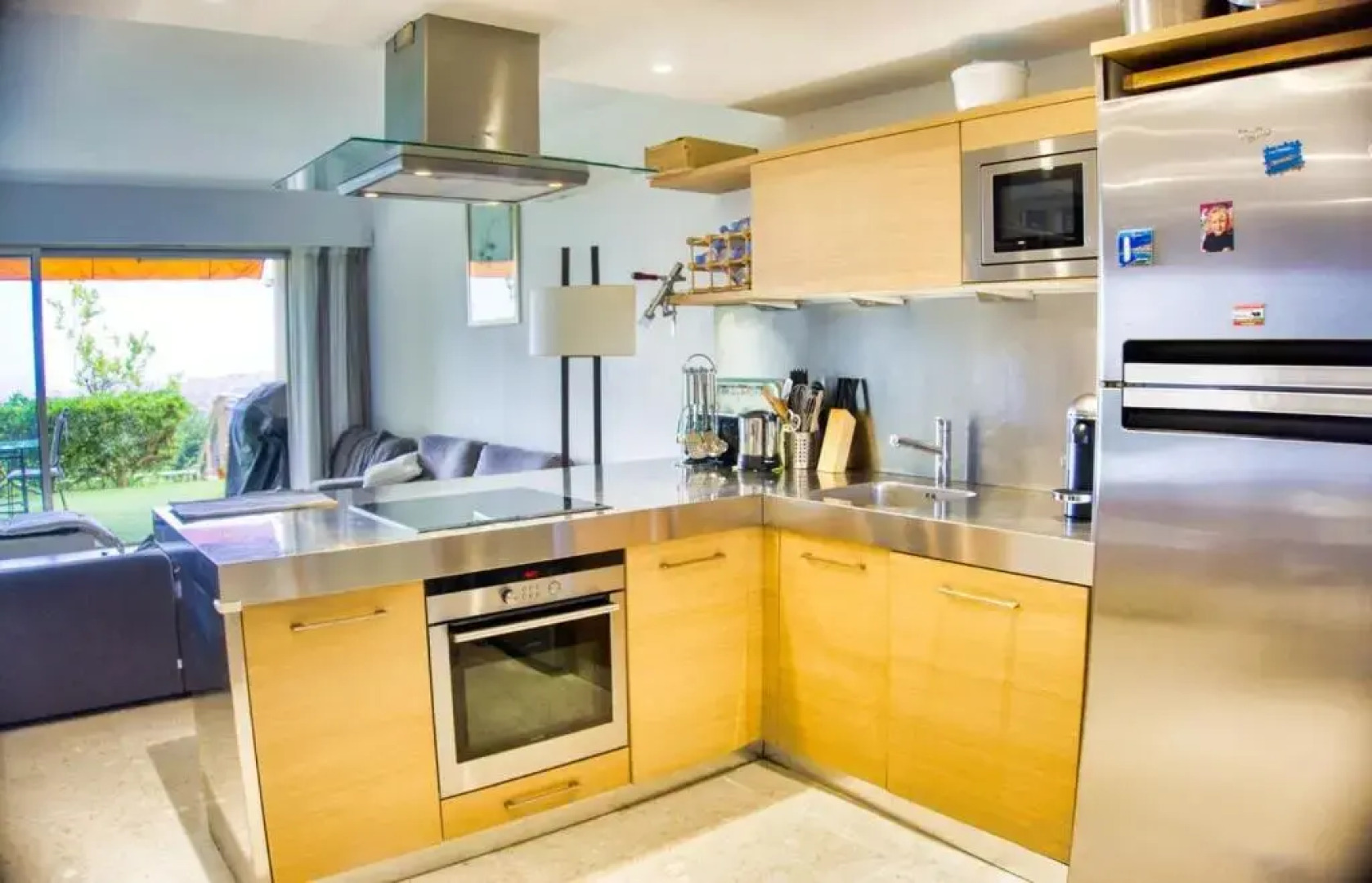 Beautiful apartment with charming garden and sea view