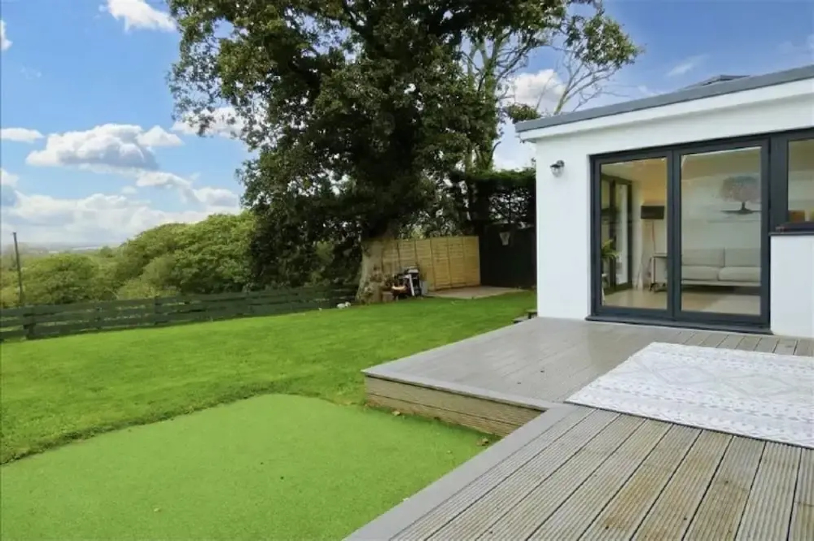 Beautiful 4-bed House With Countryside Views