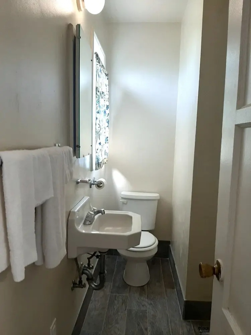 The New Star Motel with Studio-Kitchens: 1950s Extended-Stay Lodging and Retreat Center