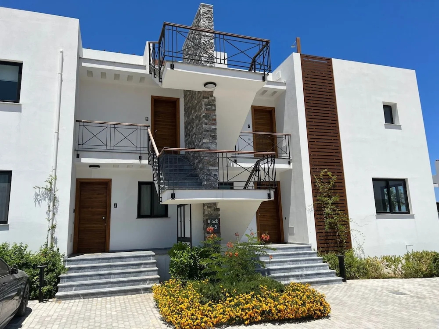 Elegant Two-bedroom Apartment in Upscale Surroundings