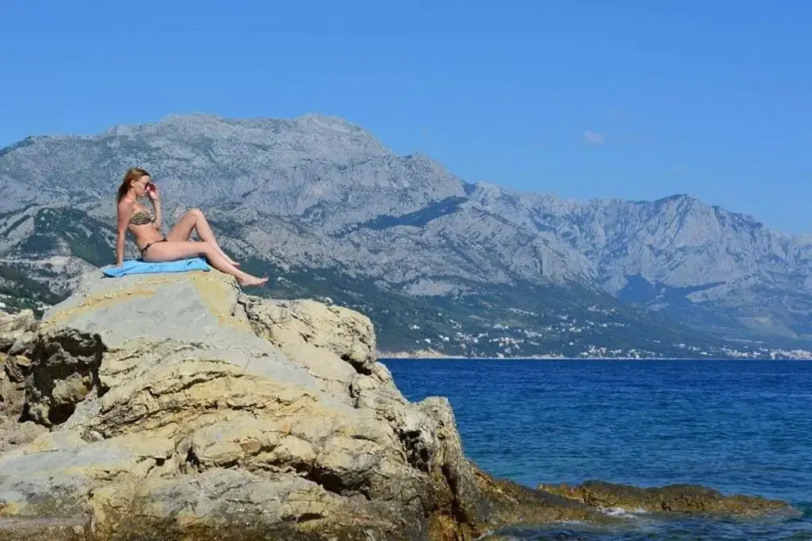 Entire home with a swimming pool for 12 in Marusici