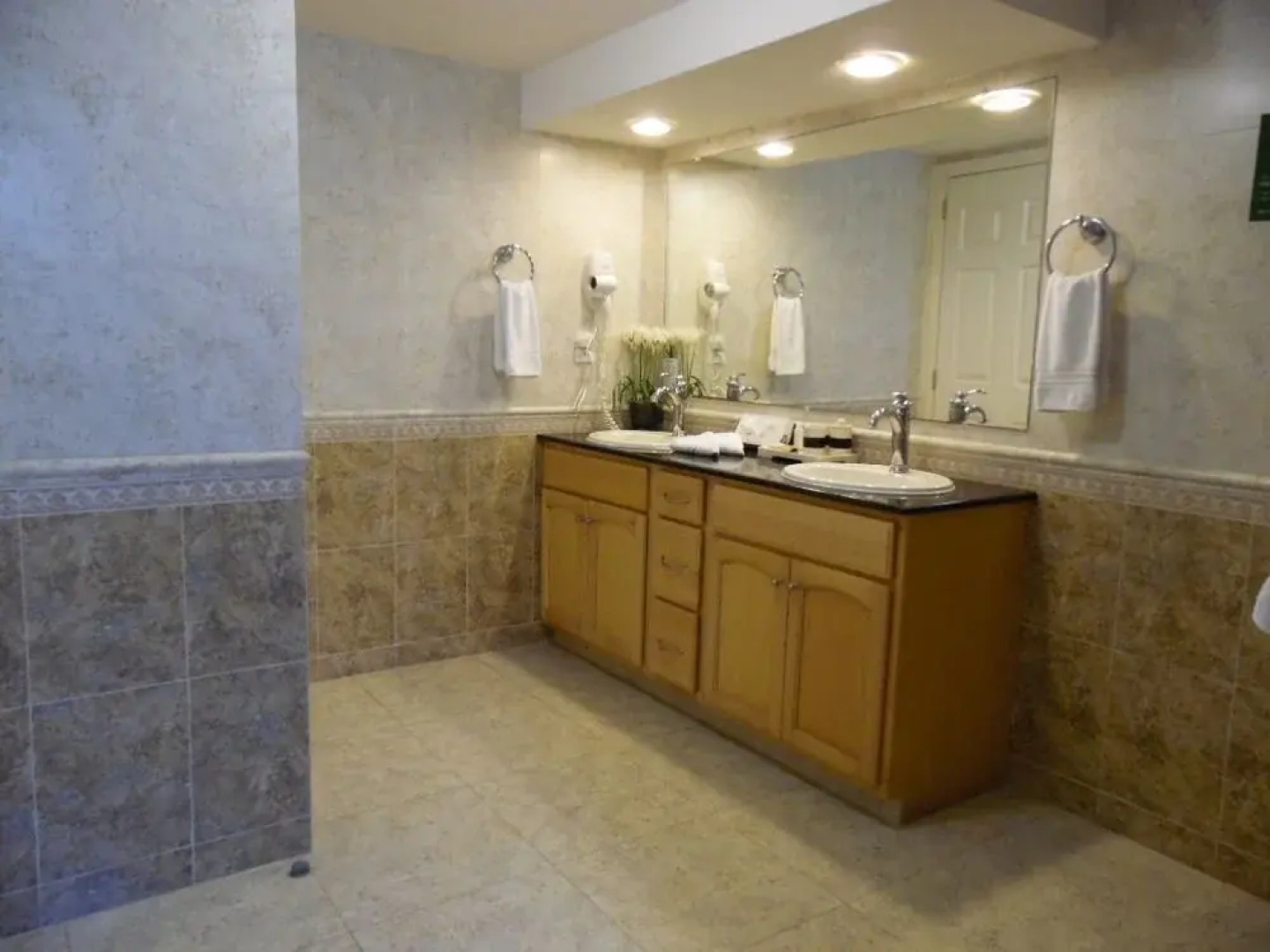 El Cantil Condominiums