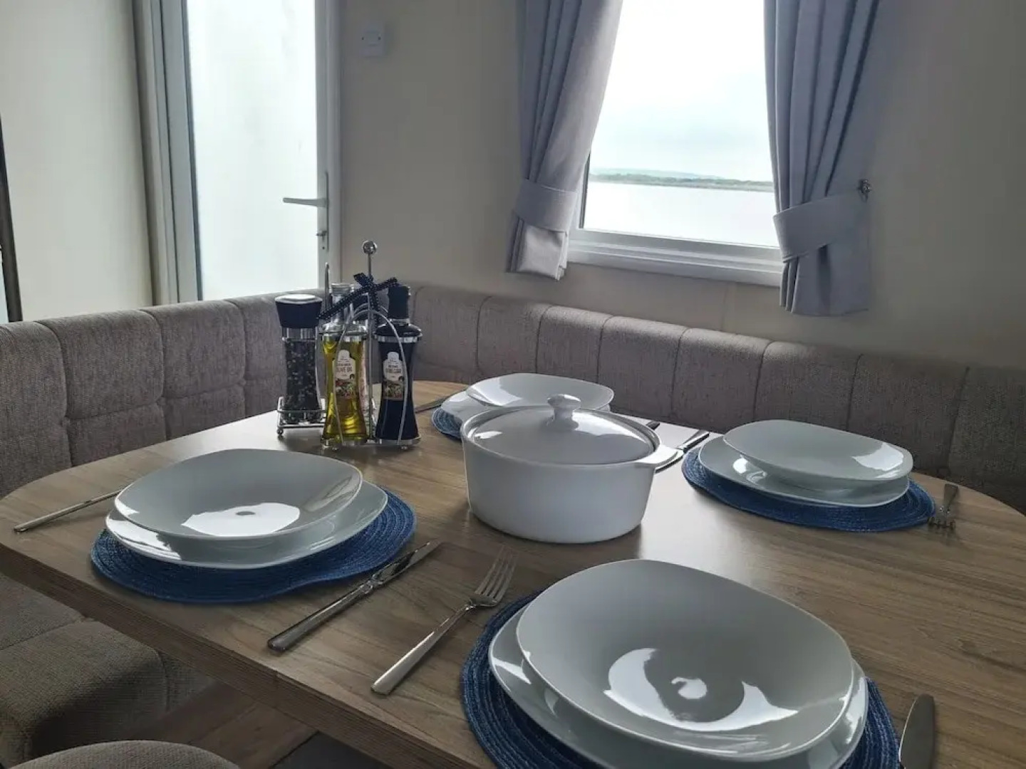 3 Bed Lodge - Sleeps 6 - Parking - Pets - Wifi